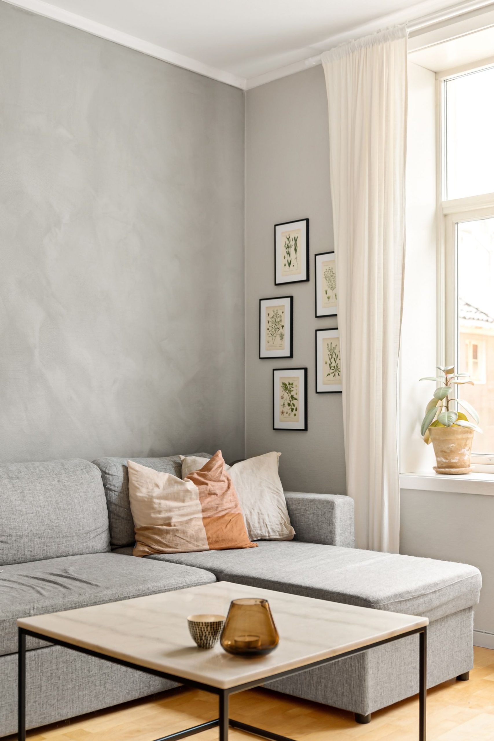 Moderne woonkamer met strakke inrichting