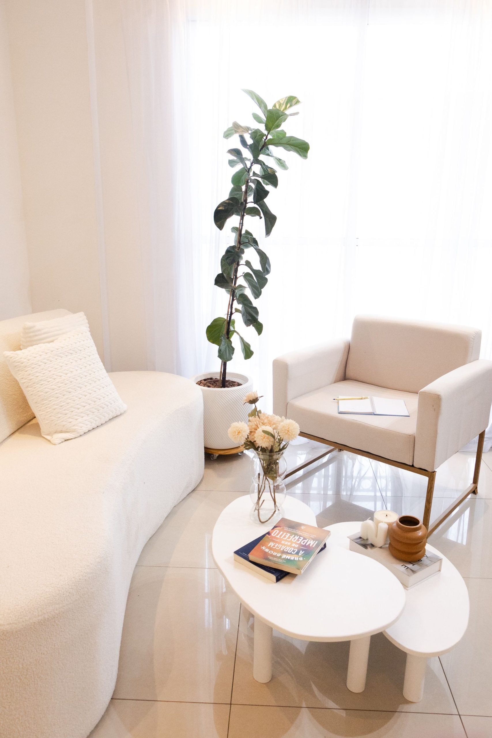 Lichte woonkamer met bank en plant