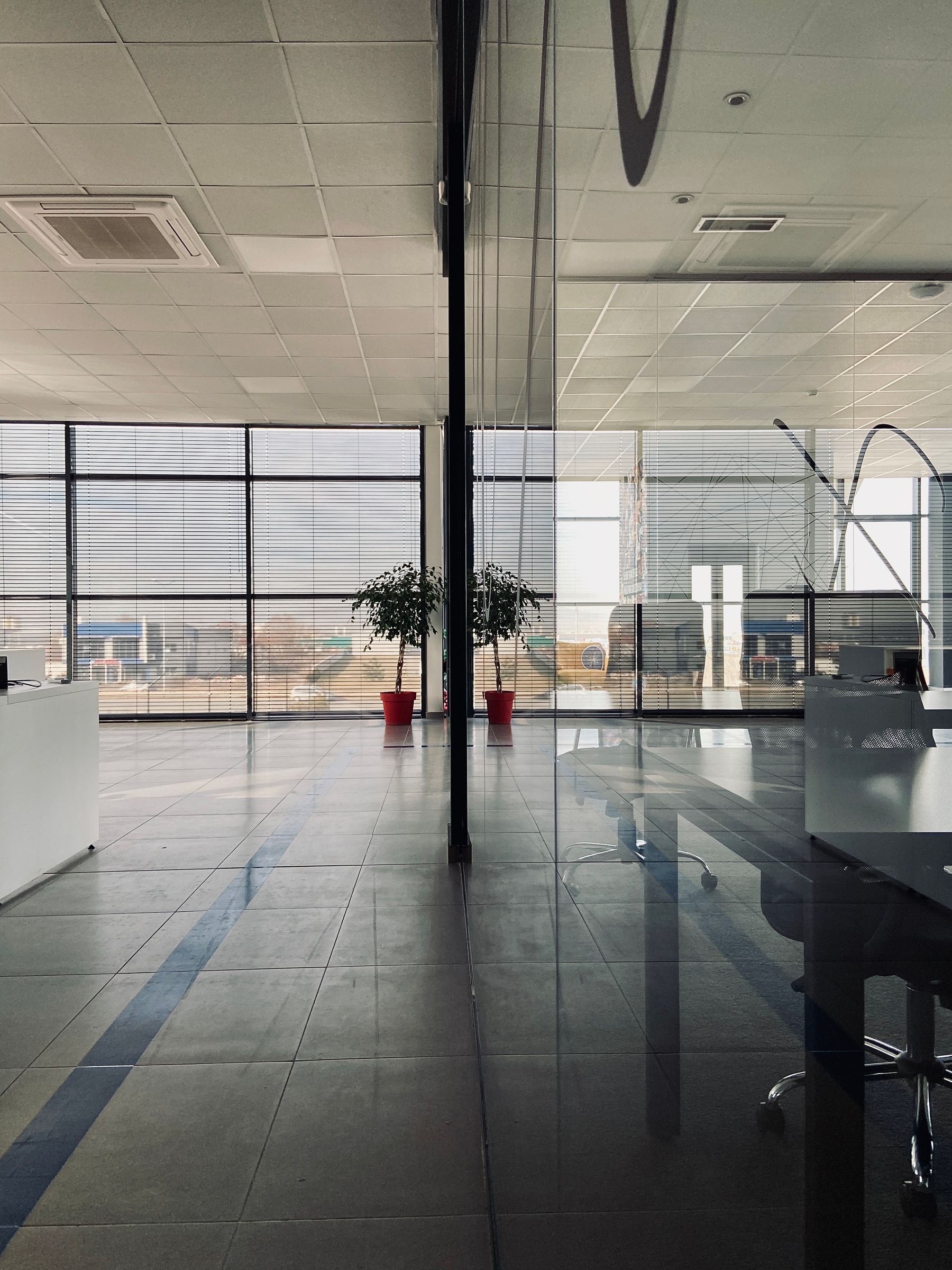 Modern kantoor met glaswanden en veel daglicht